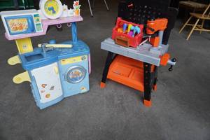 lot 305 image: Black & Decker Poly Work bench & laundry set