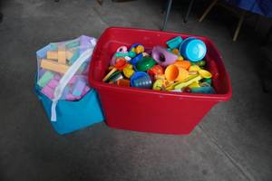 lot 307 image: Tub of play kitchen stuff, foam and wood blocks