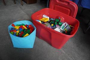 lot 308 image: Tub of Legos and Duplos
