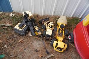 lot 326 image: Four Tonka construction equipment metal toys