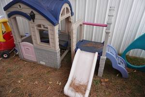 lot 328 image: Little Tikes House and slide