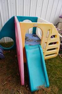 lot 329 image: Little Tikes Climb and slide combo (cracked side)