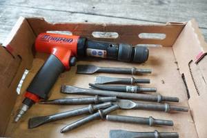 lot 361 image: Snap On Air Chisel with several bits PH3050B
