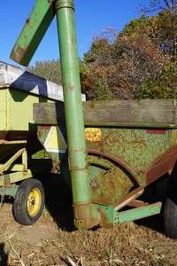 lot 186 image: John Deere Model 68 Two Wheel Auger Wagon