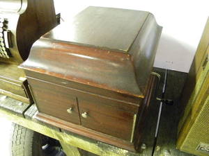 lot 2 image: Table Top Victrola Record Player