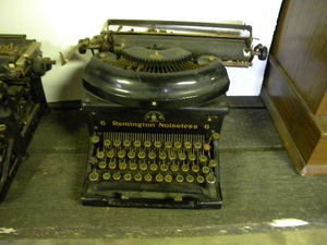 lot 4 image: Remington Noiseless Typewriter