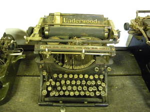 lot 5 image: Underwood Typewriter