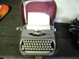lot 7 image: Royalite Portable Typewriter