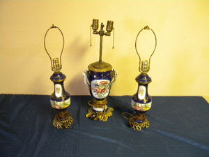 lot 19 image: 3) Blue Floral table lamps