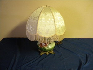 lot 22 image: Green Floral table lamp wfringe