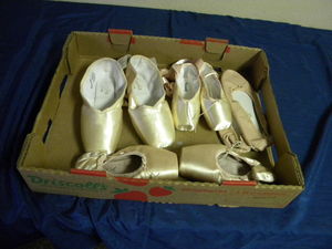 lot 25 image: Three pr ballet slippers and flats