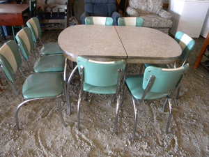 lot 40 image: 50s Dinette table & 8 chairs