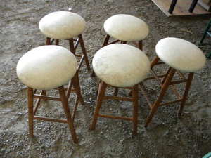 lot 41 image: 5 Bar stools