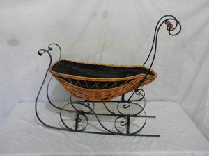 lot 48 image: Wicker and metal sleigh