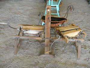 lot 49 image: Wooden washtub stand2 wringers