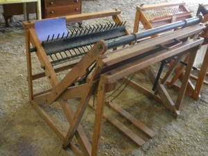lot 50 image: 44 12  Vintage loom w2 Shuttles