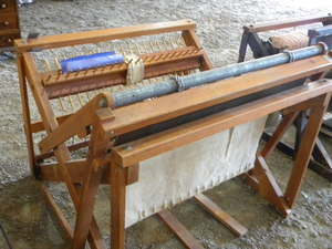 lot 51 image: 47 Vintage loom-1885 Williamatic Thread w2 Shuttles