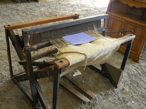 lot 52 image: 42 Vintage loom w2 Shuttles