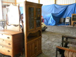lot 53 image: Corner cabinet w glass shelf