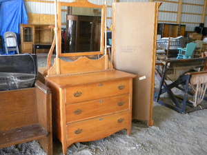 lot 54 image: Dresser & mirror w 3 drawers