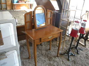 lot 58 image: Dressing table wmirror-sm.glass crack and chair