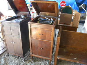 lot 59 image: Upright Columbia Grafonola Record Player