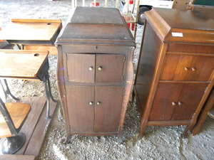 lot 60 image: Victrola Record player-needs work