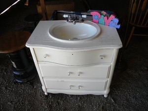 lot 68 image: 2 Drawer vanity w sink