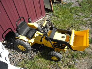 lot 77 image: Plastic pedal tractor wloader