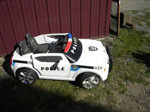 lot 78 image: Plastic police battery  car-no battery