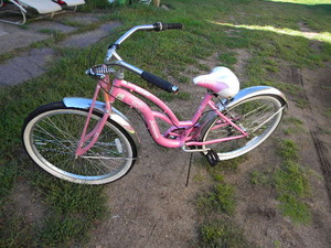 lot 90 image: Schwinn Pink Roxie 7 sp 26 bike