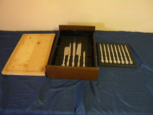 lot 102 image: Knife set wcutting board-Colony House surgical stainless