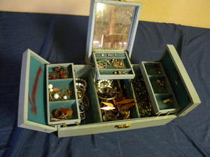 lot 104 image: Box of jewelry