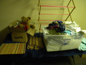 lot 129 image: Many placemats,sheets,towels,pillows,clotherack