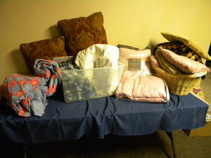 lot 128 image: Many pillows, blankets,spreads