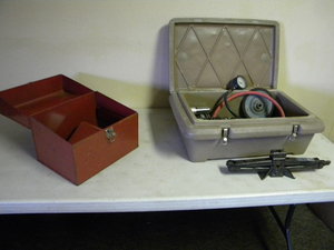 lot 194 image: Metal Saw box, tools, chains etc