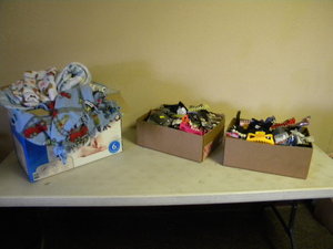 lot 206 image: Box of blankets & 2) boxes hair clips
