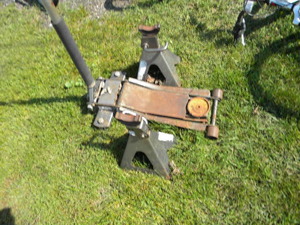 lot 207 image: Floor jack and two jack stands