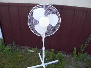lot 208 image: Floor model circulating fan