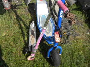 lot 223 image: Razor battery scooter E-300 s