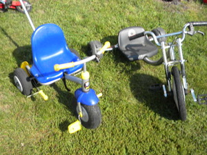 lot 224 image: Razor  three wheeler, kids trike