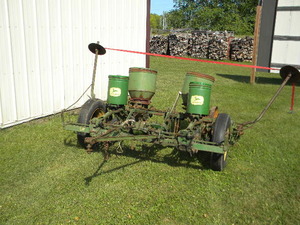 lot 228 image: John Deere 290 corn planter