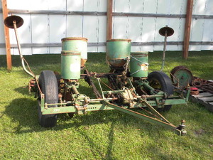 lot 229 image: John Deere 290 corn planter