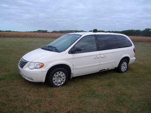 lot 94 image: 07 Chrysler Town &amp Country LX Van 133,xxx mi, stowaway seats Driven out, starts and drives