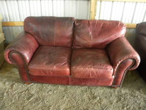 lot 36 image: Leather Love Seat