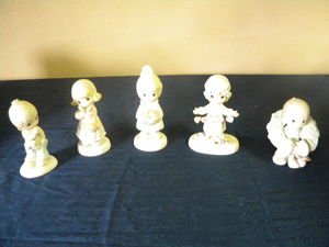 lot 512 image: Precious Moments 5 Figurines