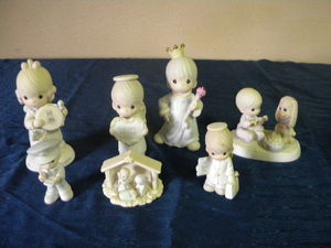 lot 526 image: Precious Moments 7 Figurines