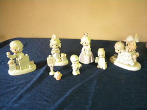 lot 532 image: Precious Moments 8 Figurines