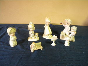 lot 537 image: Precious Moments 7 Figurines