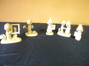 lot 540 image: Precious Moments 5 Figurines